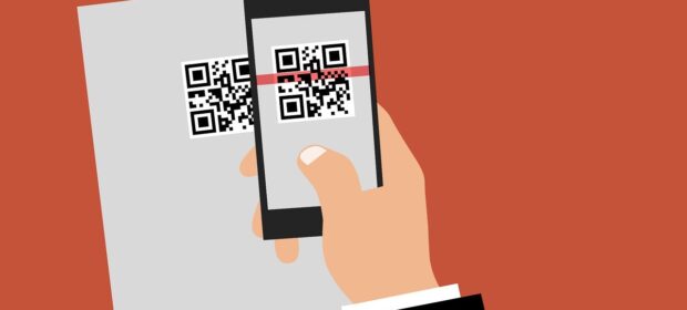 Smartphone qui scanne le QR Code d'un ticket de concert